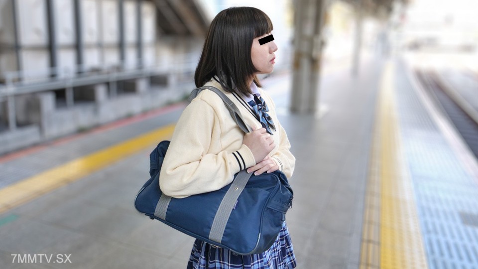 030125_001 A girl wearing a uniform is the goal of eating food.