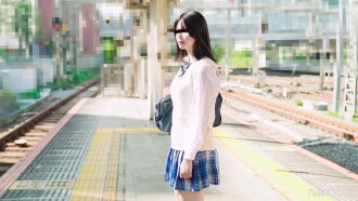 Kanako Seki, ein täuschendes Schulmädchen in Uniform im Zug