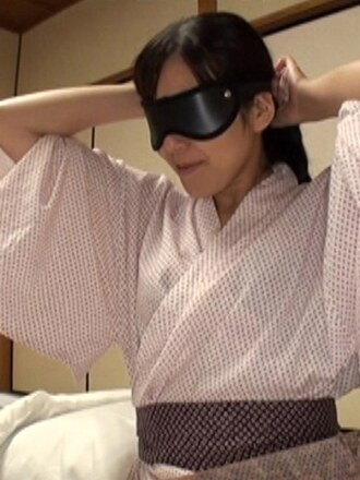 [Penawaran Spesial] Sesi seks panas dengan wanita dewasa cantik "Aoi Shiho" di pemandian terbuka. Saat putingnya dirangsang, dia berkata, "Putingku sensitif." Dia juga mendemonstrasikan teknik menghisap yang lengket saat fellatio. Erangannya saat cunnilingus dari belakang sangat erotis.
