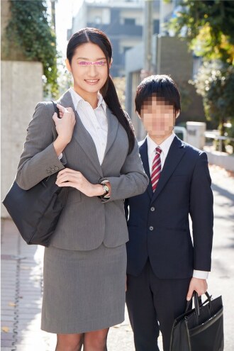 專為高挑聰慧的OL打造：一位身高超過170cm、擁有修長美腿的漂亮女前輩，與她身材嬌小的下屬在工作時間嘗試了一場身高差性愛！下屬觸摸著平時嚴厲的女上司模特兒般的身材，竟然勃起了！在下屬的猛烈衝擊下，前輩的陰道能否達到高潮，甚至被射入體內呢？ ！