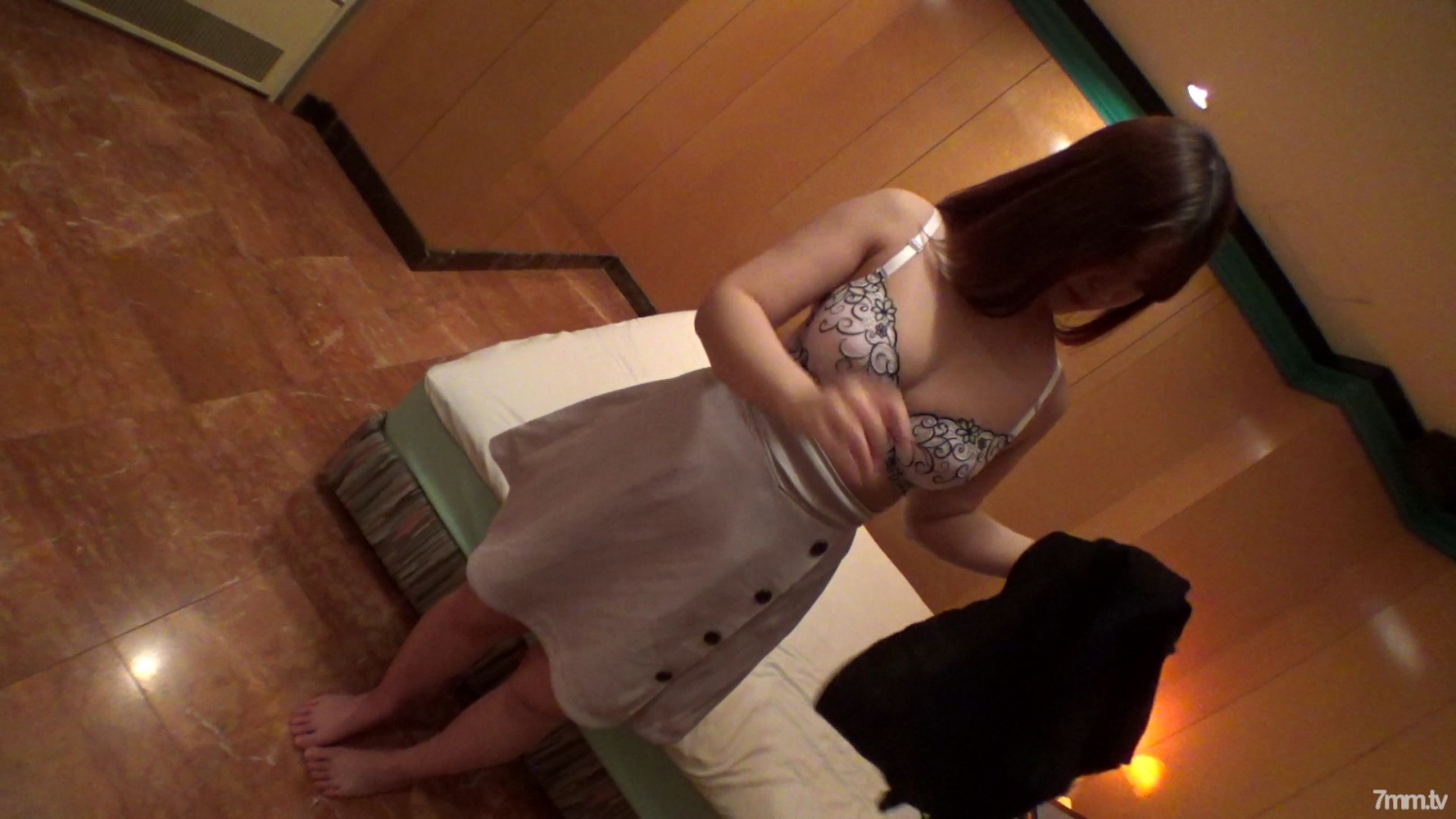 FC2-PPV-1351499 [外观/未经审查] 一位即使在外语系知识分子中也是 cussoero 的剃光 F 罩杯中的巨乳女大学生。中出大量似乎未经许可怀孕的精子（73 分钟）