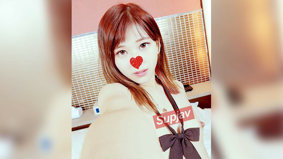 FC2-PPV-1439876 [真素人] 吃掉JD模特儿年轻敏感的身体后，与超可爱天然女孩的个人写真意外转变[是]