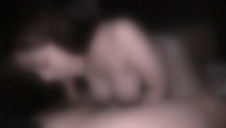 Isang mahabang dila ang bumabalot at dinidilaan nang mapang-akit, isang mahabang dila na pagsubo ng titi ng amateur na personal na paggawa ng pelikula 36