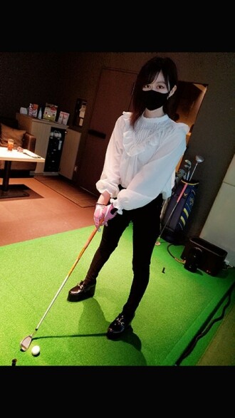 FC2-PPV-2330088 [无] 皮肤白皙，眼睛修长的年轻妻子。没有婚内活动，为了抚慰已经积累和泛红的身体，与一个不知名的男人重叠。