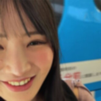 FC2-PPV-4685095 【杰作！ 】“再多给我♡更深♡更深♡”这位华丽的美女超级贪婪，用她那丰满、有弹性的天然乳房喷出如此多的水，以至于她的床都湿透了！太色情了！