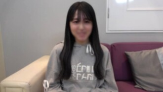 FC2-PPV-4692690 [第一枪] 她擅长卖萌、诱惑年长男人。大量的精液灌入她敏感的身体。