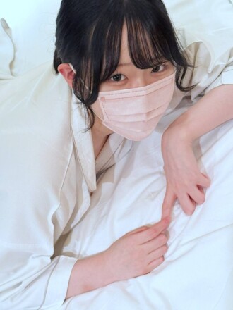 FC2-PPV-4692702 “尿尿♡”SSS级白皙无辜女孩脱掉内衣用振动器高潮♡她被一个令人毛骨悚然的老男人摆布