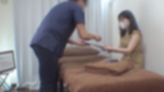 FC2-PPV-4700293 新品半价优惠，至6月15日！ [无/性别] 一位30多岁的漂亮办公室女士，拥有美丽的肌肤和迷人的身材，她是一位非常敏感的女性。你可以听到她把脸埋在枕头里时的呼​​吸声。