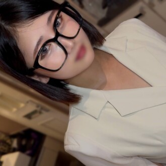 FC2-PPV-4770863 {1980 积分，截止 10/3} [无码] 超级聪明的黑发巨乳秘书！她那丰满迷人的臀部随著每一次抽插而起伏！一位文静聪明的 F 罩杯美女疯狂射精！