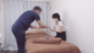 FC2-PPV-4776714 半价优惠至10月19日！ 【免费/Namahame】一位20多岁、留著短发的可爱女士来到店里。她那自然自然的发型让我很兴奋！