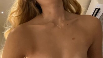 這是之前那個妻子在約會軟體上發生性關係的故事的續集。她高興地說：“我老公給我留下了吻痕，哈哈”，但這個蠢妻子竟然未經潤滑就插入了另一個男人的陰莖，哈哈。