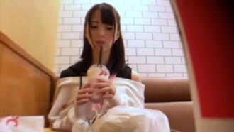 นักศึกษาสาววัย 18 ปีที่น่ารักที่สุดเท่าที่เคยมีมา เธอถึงจุดสุดยอดด้วยน้ำรักที่พุ่งพล่าน แต่เธอกลับโกรธครีมพายจนแทบคลั่ง