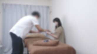 ♡Separuh harga sehingga 12/7! [Tidak/Budak] Wanita pejabat yang cantik dengan kulit yang sangat licin ini datang ke kedai kami. Dia cenderung untuk menjadi kaku, jadi kami mengurutnya dengan tekanan menggunakan hujung jari kami, meregangkan ototnya lebar-lebar.