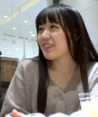 Eine 24-jährige frisch verheiratete Frau ohne Sexleben. Dieses Video zeigt sie mit der Niedlichkeit und dem Körper eines Idols und wie sie durch intensives Spiel, genau wie von ihr gewünscht, zum Orgasmus gebracht wurde.