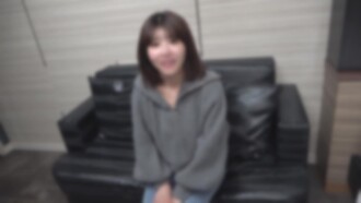 [Erster Dreh] Eine attraktive Büroangestellte, die lange Zeit auf Männer verzichten musste, hegt ein geheimes sexuelles Verlangen. Sie vergisst ihre Scham und präsentiert ihren schönen Körper mit einem harten Penis, wobei sie immer wieder zum Orgasmus kommt.