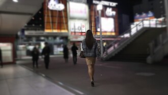 【初次拍摄】半上流苗条已婚妇女芮（28岁）平时很安静，但被舔舐时，却发出“啊…！”的声音。她体质敏感！剃光的阴部抽搐，腹部凌乱，最后在口中射精→吞咽并清理口交