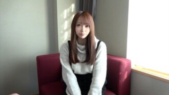 一位18岁的美女，梦想成为偶像。她恳求对方为她深喉咙口交，然后强行插入。她被猛烈抽插，以至于无法站立，最终在痉挛中达到高潮。