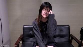 【素人初次拍摄】艾拉（18岁），身高174cm，体重53kg，拥有超模身材。她的身体非常敏感，在阴道拍摄过程中，如果刺激到阴蒂，她就会达到高潮。她还在火车上进行了肛交。