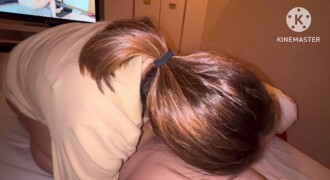 Dia bekerja di pasar raya tempatan sebagai juruwang, dan merupakan seorang suri rumah biasa, tetapi dia diejek kerana postur kakinya yang bengkok, yang tidak pernah ditunjukkannya kepada suaminya. Pelanggan tidak tahu bahawa seorang suri rumah biasa yang bekerja di mesin daftar tunai berpakaian seperti ini.