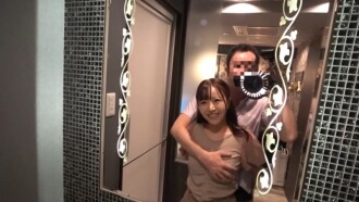 (Amador * Filmagem Individual) Uma secretária safada vem me ver mesmo tendo namorado! Seus mamilos estão duros e sua linda buceta depilada é penetrada fundo e ela acaba gozando nos próprios seios!