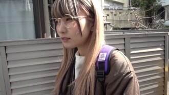 <業餘*個人拍攝> 長相可愛的宅男！他似乎對AV很感興趣，所以我們一起去了情侶酒店，進行了無套性交和內射性交！