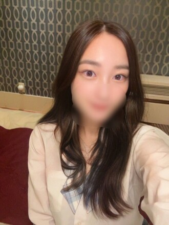 Ela é tão linda que é descoberta nas ruas! Sua primeira e última vez recebendo uma creampie, engolindo o esperma... Garantimos a fofura dela!!!