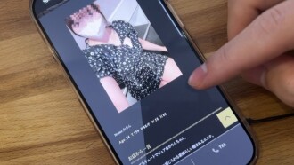 [露阴] 一名男子接受男士美容护理时，穿著超迷你比基尼，享受著露出阴茎的乐趣。