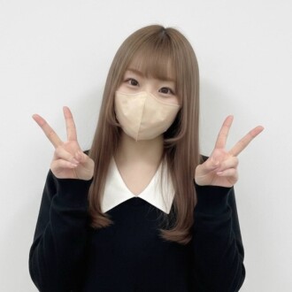 Uma linda mulher de baixa estatura, com 148 cm de altura, que aspira a ser cabeleireira, experimenta sexo anal sem proteção com ejaculação interna numa noite!