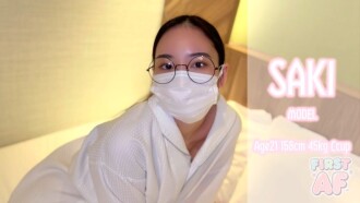 Lần quan hệ tình dục qua đường hậu môn đầu tiên của SAKI đã khiến cô ấy đau đớn tột cùng.