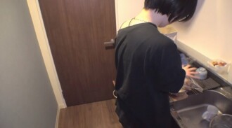 [ขอโทษนะที่รัก] ตอนที่ฉันไปเยี่ยมแฟนที่บ้าน เขาทำอาหารกลางวันให้ฉันอยู่ ฉันเลยเข้าไปขัดจังหวะแล้วเกิดอยากทำอะไรบางอย่างขึ้นมา ก็เลยทำตรงนั้นเลย