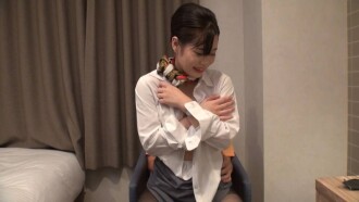 *Giảm giá 70% đến hết ngày 16 tháng 2 [Lần đầu tiên quay phim] Một tiếp viên hàng không 24 tuổi làm việc cho một hãng hàng không nước ngoài. Video này ghi lại lần đầu tiên và cũng là lần cuối cùng một tiếp viên hàng không với đôi chân đẹp trong quần tất đen lấy đi trinh tiết của anh ấy. Góc nhìn POV (từ phía người xem) cảnh xuất tinh bên trong.
