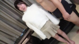 [Unang Pagkuha ng Larawan] Sa kabila ng kanyang seksing anyo, isa siyang babaeng may mataas na pinag-aralan na may kaunting karanasan. Ang kanyang maganda at malalaking suso at napakagandang puwitan ay nakatago sa ilalim ng kanyang malambot na damit. Ang mainit na semilya ay ibinubuhos sa kanyang masikip na puke.