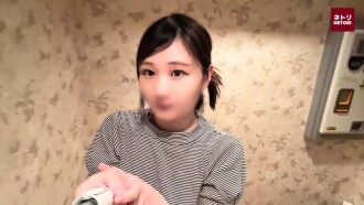 Harga perkenalan terbatas [Wajah terlihat/Tidak/Ejakulasi di dalam] Istri muda bertubuh pendek dan berpayudara kecil. Seorang wanita menikah yang tampak lembut dan pendiam melepaskan hasrat seksualnya dengan penis pria lain. Dia berulang kali berkata, "Rasanya lebih enak daripada milik suamiku ♡" dan hamil karena sperma pria lain.