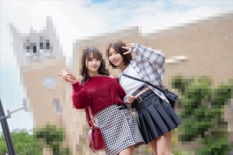 【早稻田大學經濟學部四年級】兩位關係親密的女大學生在畢業前夕放縱自己，進行了一場四人性愛派對，並伴有體內射精。