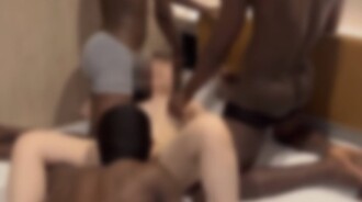 【首次無限制】【70% 折扣】一位擁有豐臀和傲人雙峰的美女在男友面前被三位黑人猛男用巨根輪番猛操，最終演變成一場汗流浹背的 NTR 4P 性愛，伴隨著大量的精液和原始的體內射精！