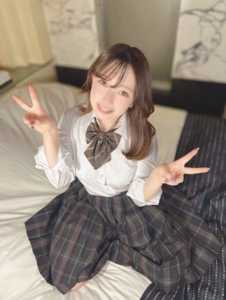 [In der vollen Frühlingsblüte, unschuldige Anmut trifft auf göttliche Schönheit◎] Hinata-chan, eine natürliche Göttin mit F-Körbchengröße, die sich nach Weltfrieden zu sehnen scheint, verwöhnt hingebungsvoll einen über 20 cm langen Penis. Hinata-chan, die kaum sexuelle Erfahrung hat, erlebt ihren ersten massiven Orgasmus mit heftigen Zuckungen durch eine gewaltige Ladung Sperma in sich.