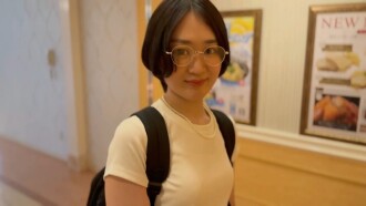 **女大學生第一次肛交和第一次三人性愛，多次射精在體內**