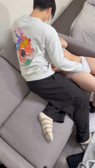 【初次3P體驗】一位剛畢業的18歲女孩，之前只和兩個人發生過性關係！這位18歲女孩和一位帥哥的陰莖玩得很嗨。