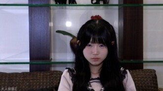 堇（18歲）非常可愛，這是她第二次拍攝。她肯定知道接下來會發生什麼，但她還是來了，所以我們用了振動器，往她肛門塞了東西，還用了活塞式按摩器。