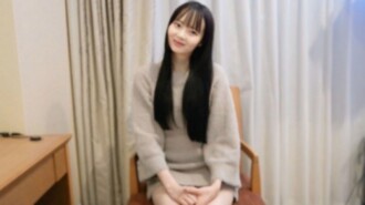 【無】（極致）純潔纖細的美人，擁有令人驚豔的美腿！超小的臉蛋和絲滑的黑髮，她的第一次吞嚥體驗！她驚豔的容貌和天然秀發令人嘆為觀止！吞嚥過程 *附贈：高清視頻