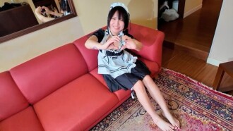 我讓這位超級可愛的原宿偶像女孩穿上女僕裝，然後給了她一次激烈的射精。