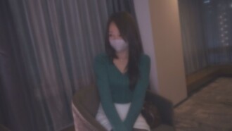 【45歲奇蹟】一位性慾旺盛的美麗成熟女性參與三人性愛，並在體內射精。