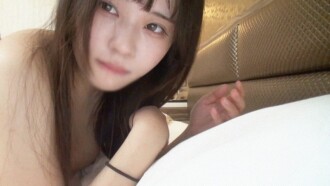 【重磅新人】首次拍攝/這是她的第一次寫真拍攝。 *早鳥特惠：兩年前搬到東京、長相樸素、略帶鄉土氣息的女孩報名。下雨天，洪水預警！ ！ 「隨你便」以大量精液作為獎勵。