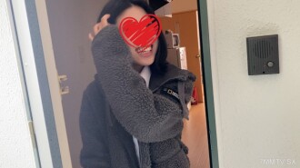 Une rencontre intense lors d'une visite chez une personne lambda ♡ Après la réunion du matin et de l'après-midi, nous attendons de pouvoir enfiler notre uniforme de travail et nos autres vêtements ! Station Kogyoroshita : fellation, pénétration à travers les vêtements.