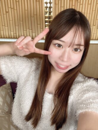 总计165分钟影片【未经加工，顶级偶像级美颜♡纤细女神F罩杯美胸】18岁擅长舞蹈的少女名美，被一根超过20厘米的禁忌巨根惊得目瞪口呆。仔细看看她脸上那融化的表情，以及她依然被挑逗的神情。