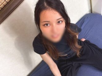 [Sepenuhnya Amatir & Pertama Kali Difilmkan] Kecantikan super langsing ♡ Tubuh super sensitif, mengerang ekstasi saat penis besar dimasukkan. Dia terus mengatakan rasanya lebih enak daripada milik pacarnya... beberapa orgasme saat dia menerima ejakulasi di dalam! *Bonus disertakan*