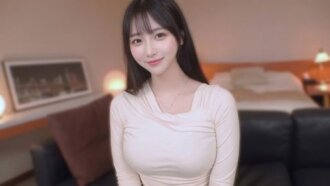 【全脸曝光】一位拥有傲人H罩杯的绝色美女，刚毕业加入一家大型外资企业，在一次残酷的NTR（NTR）性爱中，连续两次被射精在体内，其中包括在排卵期未服用避孕药的情况下进行的无保护性行为。极为罕见、私密、重口味的性爱影片。 *仅剩少量。