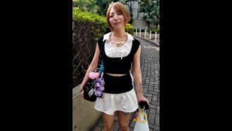 [Uma beldade curvilínea que se parece com Ugaki Mariko!!] Essa loira de aparência andrógina estava com o coração partido após terminar com o namorado, então continuei ejaculando de...