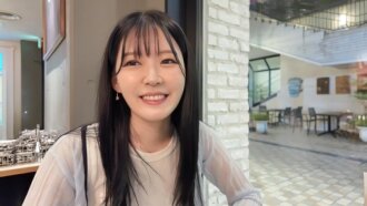 【限量发行】白皙丰满女孩的淫荡真面目全非！私密镜头：她粉嫩敏感的阴部流著爱液，被狠狠地操到根部，反复高潮。 【高清花絮】
