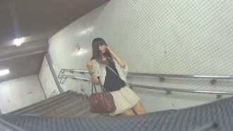 ［個撮・プラベ］ ［素顔セフレ］ 街中でパンティ逆さ撮りした後にホテルで生ハメ！ひと回り上のチンポで大満足！！